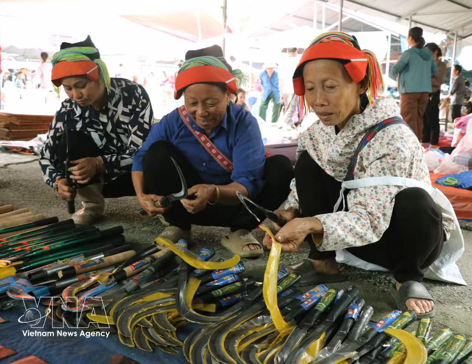 Phuong Do market is a bustling hub that preserves the distinctive spirit of the countryside. (Photo: VNA)