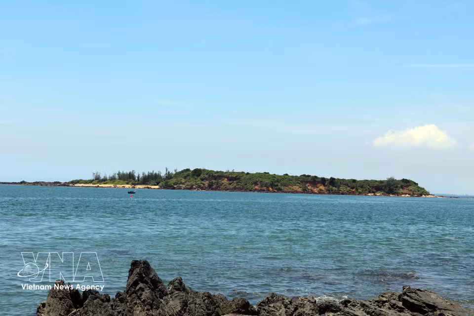 Hon Dua Island, covering more than 11 hectares, lies about 700 metres from Ban Than. (Photo: VNA)