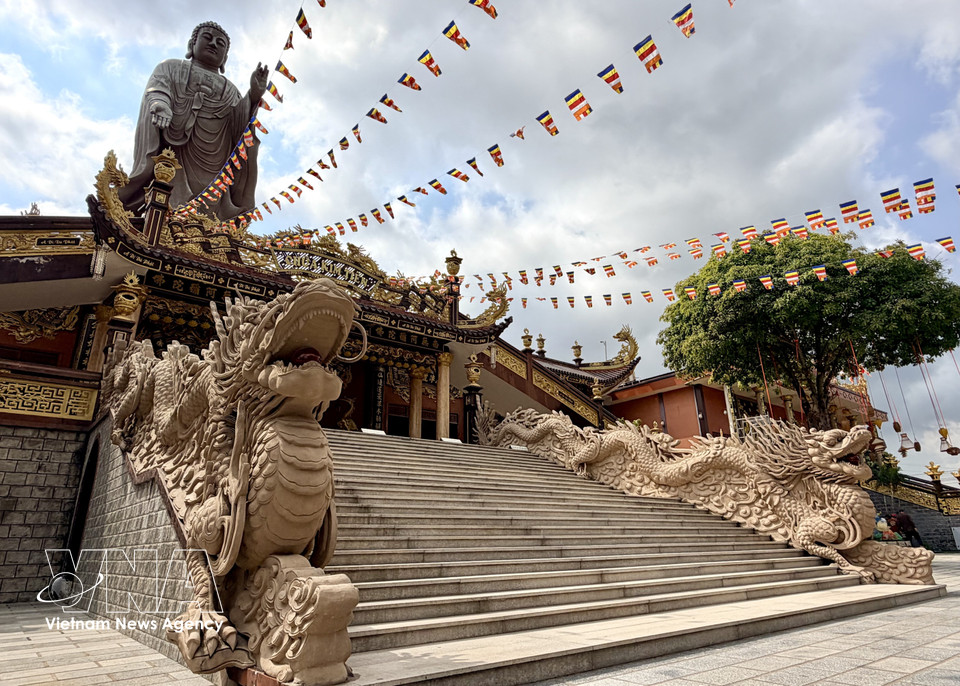 The stairway leading to the main hall is decorated with two giant dragon sculptures. (Photo: VNA)