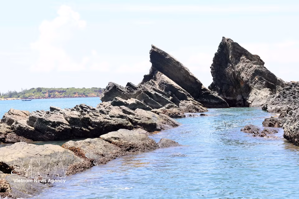 Two of the most impressive rock strata at the Ban Than scenic site. (Photo: VNA)