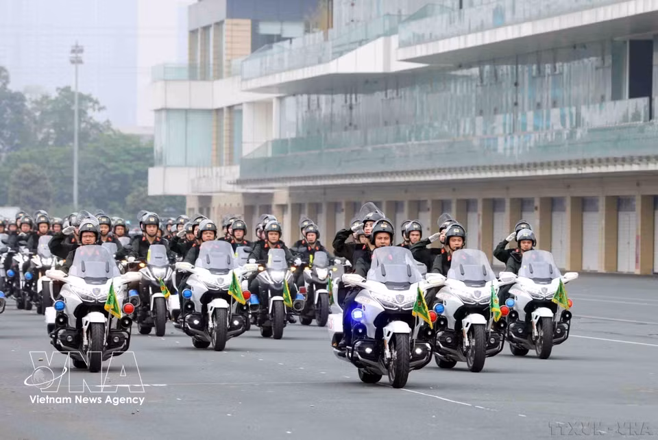 Specialised patrol motorbikes of the Mobile Police participate in the parade marking the 50th anniversary of the force’s traditional day (April 15, 1974 – 2024) and the awarding of the title Hero of the People’s Armed Forces for the second time. (Photo: VNA)