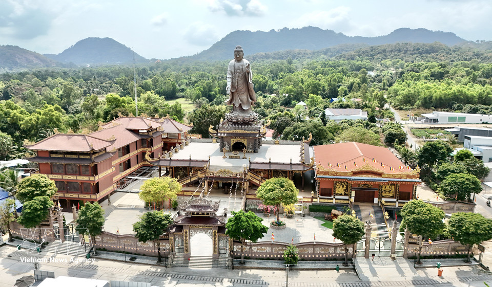 Kim Tien Pagoda lies amid the majestic mountains of the Seven Mountains area in An Giang province. (Photo: VNA)