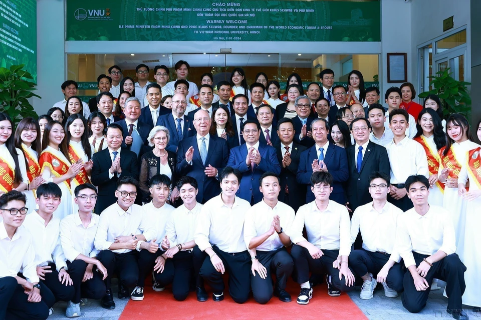 Prime Minister Pham Minh Chinh and Professor Klaus Schwab, founder and executive chairman of the World Economic Forum (WEF), engage with Vietnamese students in Hanoi on October 7, 2024, discussing the theme "Positioning Vietnam in the Smart Technology Era – A Vision for the Younger Generation." (Photo: Duong Giang - VNA)