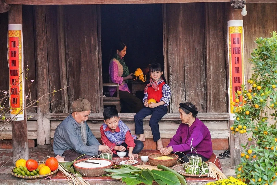 For Vietnamese people, Tet is an occasion for family members to reunite and enjoy the joy of togetherness. (Photo: Khanh Hoa - VNA)