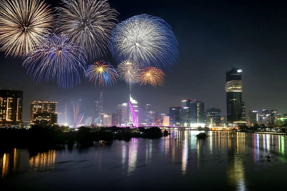 Ho Chi Minh City lights up with high-altitude fireworks to celebrate the Year of the Snake – 2025 near the entrance of the Saigon River Tunnel. (Photo: Thanh Vu – VNA)