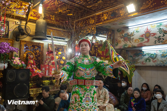 A sacred ritual performed at Hang Bac Street, Hanoi’s Old Quarter. (Photo: Minh Thu/Vietnam+) van hoa 4.png
