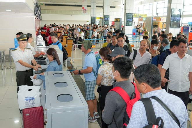 ACV, which operates 22 airports nationwide, is leading the charge in implementing One ID. (Photo: VietnamPlus) an-ninh-hang-khong-463.jpg