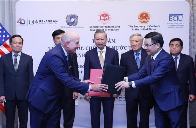 Party General Secretary and President To Lam witnesses the exchange of cooperation agreement between PetroVietnam and GE (Photo: VNA) vna_potal_tong_bi_thu_chu_tich_nuoc_to_lam_du_toa_dam_voi_doanh_nghiep_lon_cua_hoa_ky_7612343.jpg