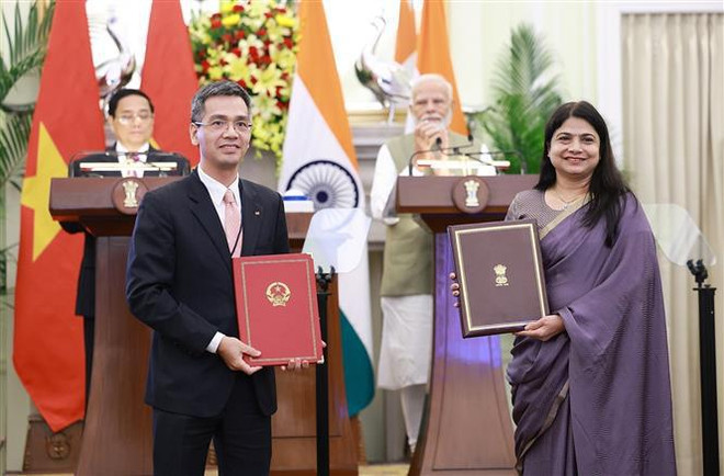 PM Pham Minh Chinh and PM Narendra Modi witness the exchange of cooperation documents (Photo: VNA) Vietnam India Joint statement 1.jpg