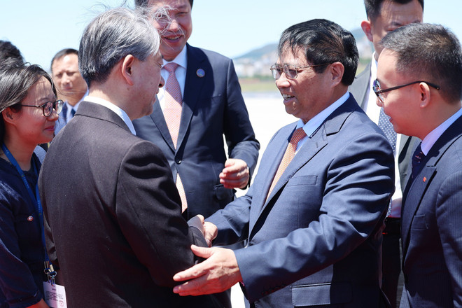 PM Chinh is greeted at the airport. (Photo: VNA) PM Pham Minh Chinh greeted at Chinese airport.jpg