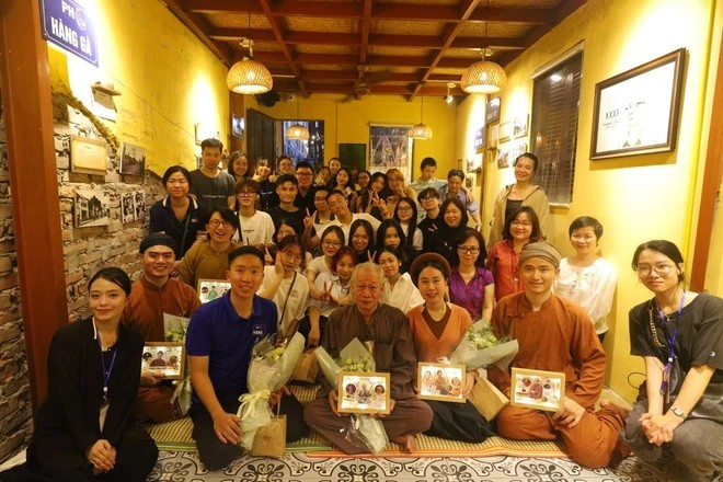 People's Artist Xuan Hoach and Xam artists interact with young enthusiasts of Xam art at the event. (Photo: Tuan Hung/Vietnam+). dknfgkug.png