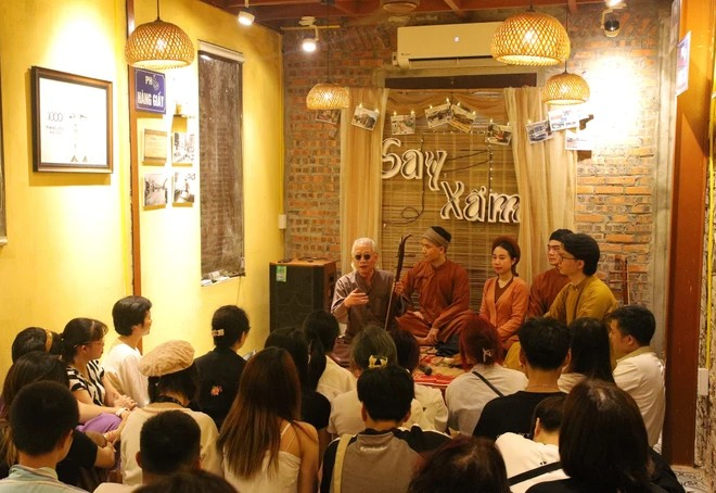 The art performance attracts significant interest from young people. (Photo: Tuan Hung/Vietnam+) hvwhf27d.png