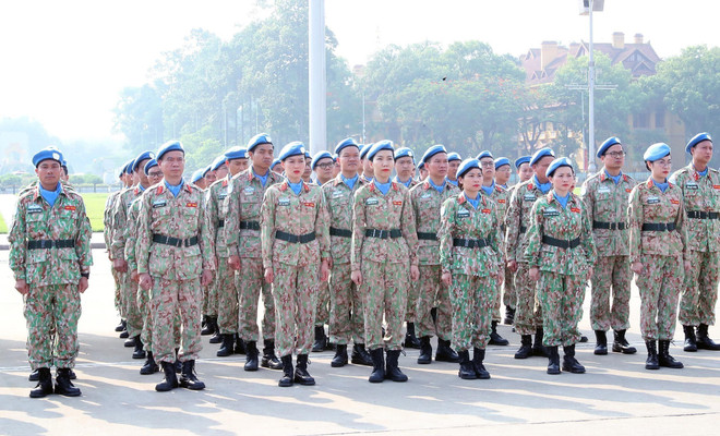 Vietnamese blue-beret soldiers pay tribute to President Ho Chi Minh on May 22. (Photo: VNA) vna_potal_le_bao_cong_dang_bac_nhan_dip_10_nam_ngay_truyen_thong_cuc_gin_giu_hoa_binh_viet_nam_2752014_-_2752024_7389098.jpg