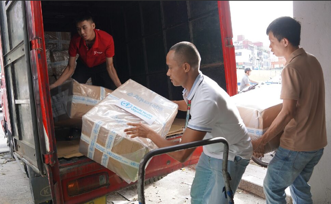 This contribution will supply approximately 15 million liters of clean water, ensuring safe drinking water for the affected families and healthcare facilities in the eight worst-hit provinces (Photo: VietnamPlus) van-chuyen-aquatabs-9485.png