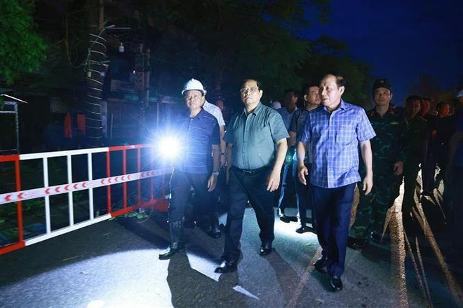 PM Pham Minh Chinh inspects an old apartment building in Hai Phong city. (Photo: VNA) pm-6060.jpg.webp