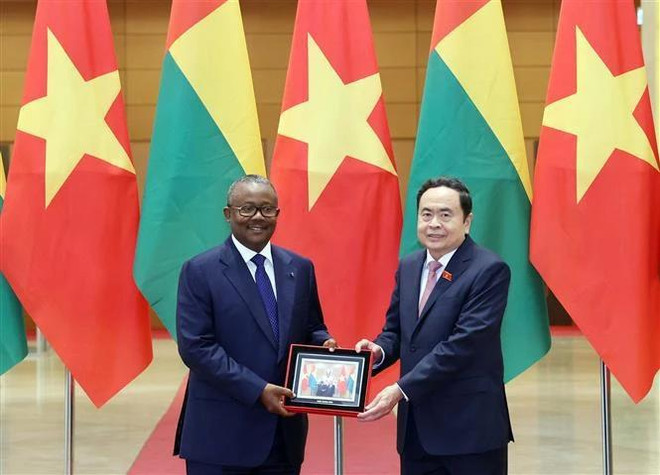 National Assembly Chairman Tran Thanh Man (R) and Guinea-Bissau President Umaro Sissoco Embaló. (Photo: VNA) Guinea-bissau-President.jpg.webp
