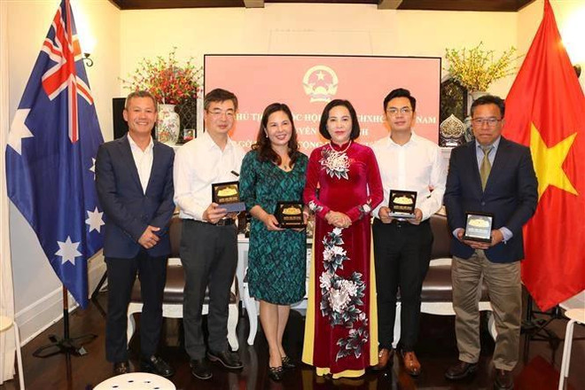 NA Vice Chairwoman Nguyen Thi Thanh (third from right) meets with outstanding representatives of the Vietnamese community. (Photo: VNA) thanh-2796.jpg.webp