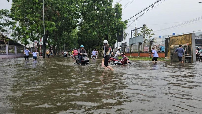 Workers wade through floodwater at the Giao Long Industrial Park in Chau Thanh district, Ben Tre province, due to heavy rains during May 20 night and early May 21. (Photo: VNA) flooding-in-giao-long-industrial-park-469.jpg.webp