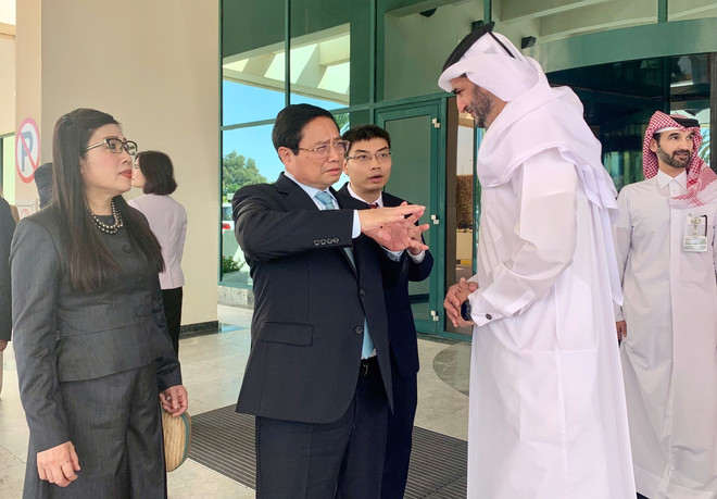 PM Pham Minh Chinh (second from left) visits Ras Laffan industrial city before concluding his official trip to Qatar. (Photo: VNA) vna_potal_thu_tuong_pham_minh_chinh_tham_khu_cong_nghiep_ras_laffan_qatar_7682751.jpg