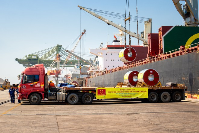 Hoa Sen Group exports a batch of 10,000 tonnes of steel to the EU market. (Photo: VietnamPlus) hoa-sen-group-xuat-khau-1-8067.jpg