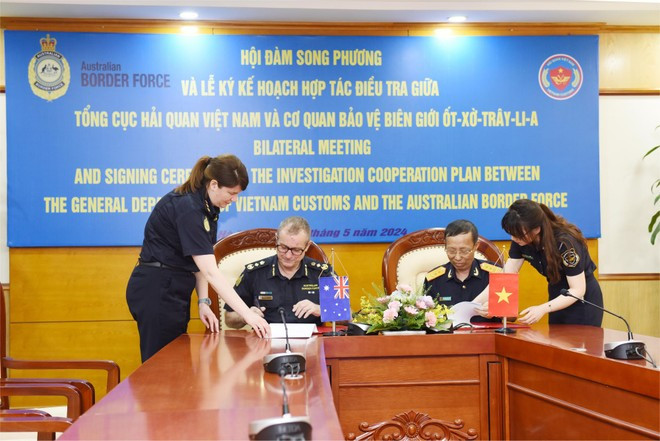 The collaboration aims to fight illegal trade activities (Photo: VietnamPlus) ky-ket-4710.jpg