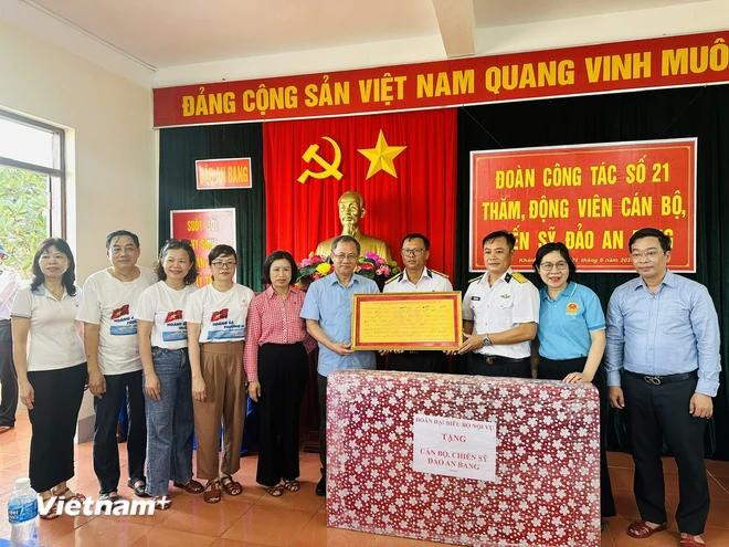 Delegates from the Ministry of Home Affairs present gifts to soldiers stationed on An Bang island (Photo: VietnamPlus) truong sa 2.webp
