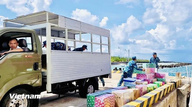 Gifts are transported to Truong Sa Island (Photo: VietnamPlus) truong sa 4.webp