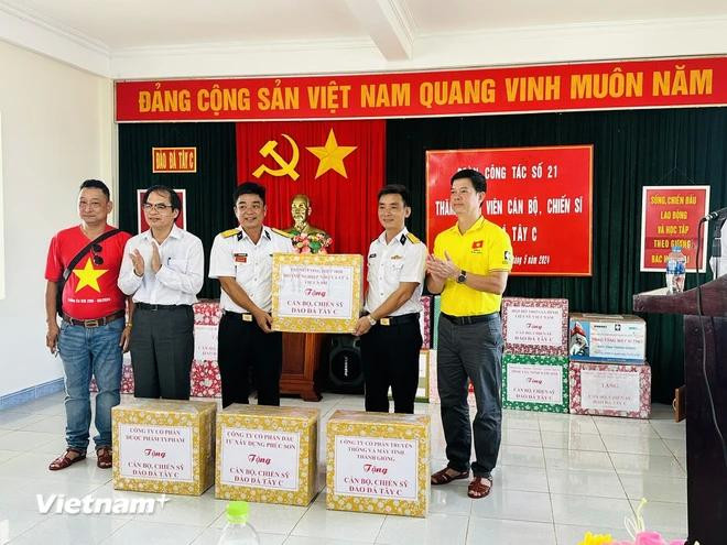 Delegates from the Association of Small and Medium-sized Enterprises present gifts to soldiers stationed on Da Tay C island. (Photo: VietnamPlus). truong sa 5.webp