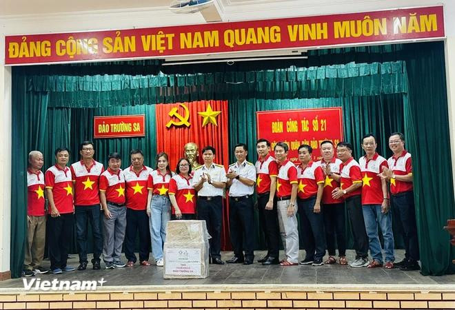 Delegates from pharmaceuticals company TV.PHARM (a member of Aikya Group) hand over gifts to naval soldiers (Photo: VietnamPlus) truong sa 3.webp