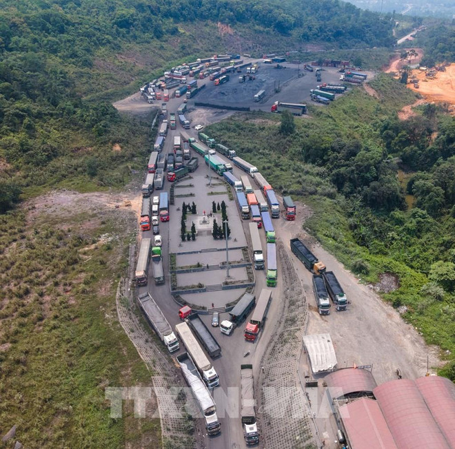 At La Lay International Border Gate in Quang Tri province (Photo: VNA) coal import from Laos.jpg