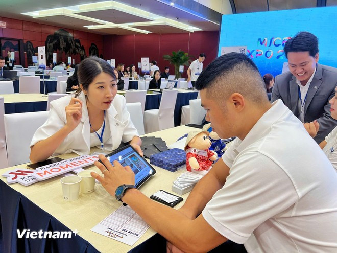 Business networking at MICE EXPO 2024. (Photo: Mai Mai/Vietnam+) cac daonh nghiep.jpg