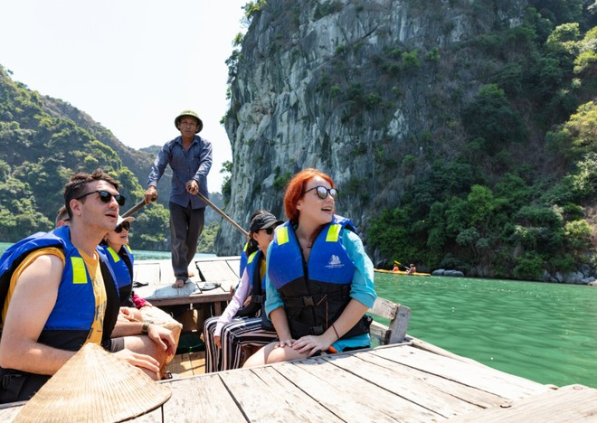International tourists visit Ha Long Bay. (Photo: Mai Mai/Vietnam+) khach quoc te.jpg