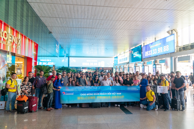 Group tourists begin their journey in Vietnam. (Photo: Vietnam+) khach doan.png