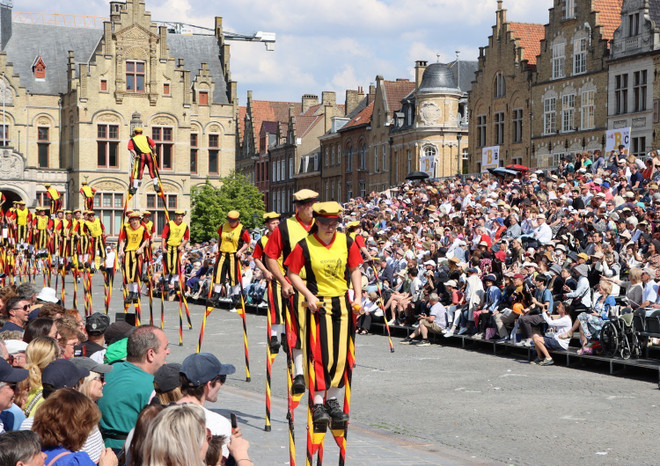 Belgium’s Royal Merchtem Stiltwalkers group will deliver a grand performance at the Hue Festival 2024. (Photo: VNA) vna_potal_doan_ca_kheo_hoang_gia_vung_merchtem_bi_lan_thu_5_tham_du_festival_hue__7407671.jpg