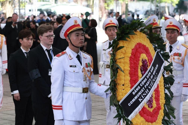 Kyril Whittaker represents the Communist Party of Britain to pay respect to General Secretary Nguyen Phu Trong in Hanoi. (Photo: VNA) PHOTO-2024-07-26-17-54-45.jpg