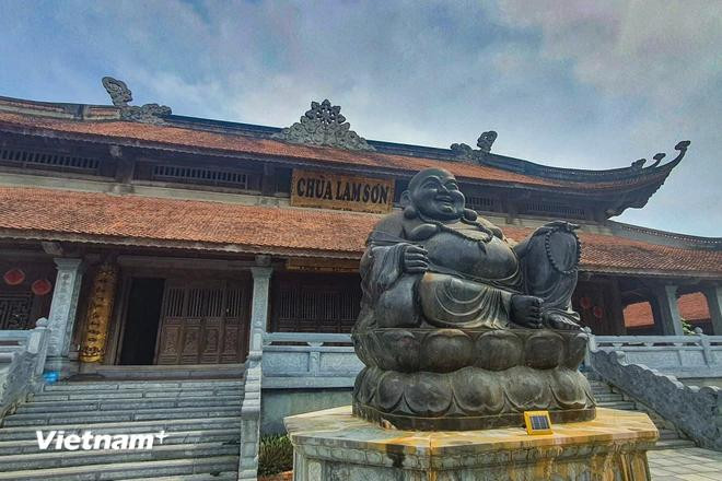 A large statue of Maitreya Buddha made from a single block of Corundum sapphire stone is placed in the center of the yard (Photo: VietnamPlus) Lam Son 6.webp