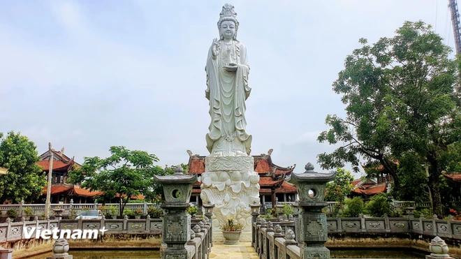 A statue of Avalokitesvara Bodhisattva stands tall in front of the pagoda’s gate (Photo: VietnamPlus). Lam Son 7.webp
