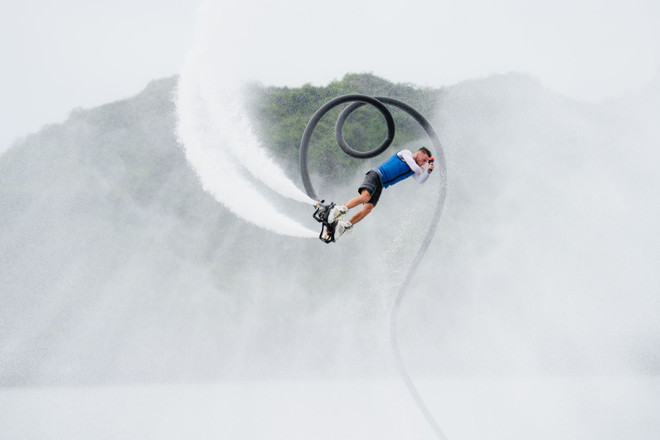 Record-breaking flyboard spins by athlete Tomasz Kubik (Photo: VNA) flyboard.jpg