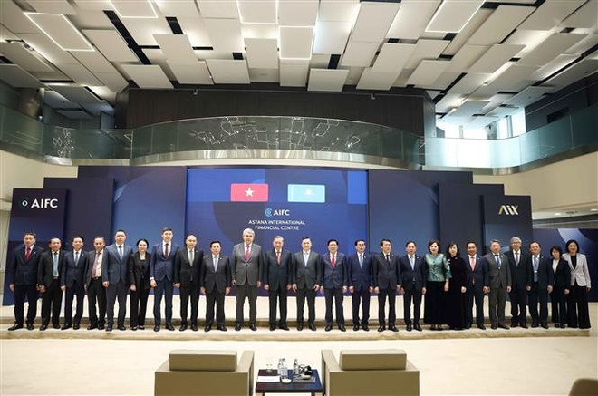 Party General Secretary To Lam poses for a group photo at the Astana International Financial Centre. (Photo: VNA) vna-to-lam-kazakhstani-financial-centre.jpg