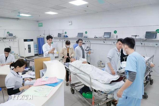 Emergency treatment for a traffic accident victim. (Photo: VNA) op-ed-decree-168-vna-2.jpg