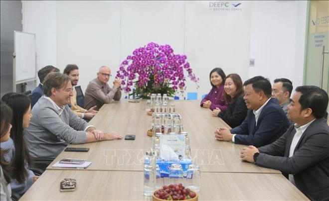 At a meeting between leaders of Deep C Industrial Zone and Hai Phong’s officials. (Photo: VNA) hai-phong-2.jpg