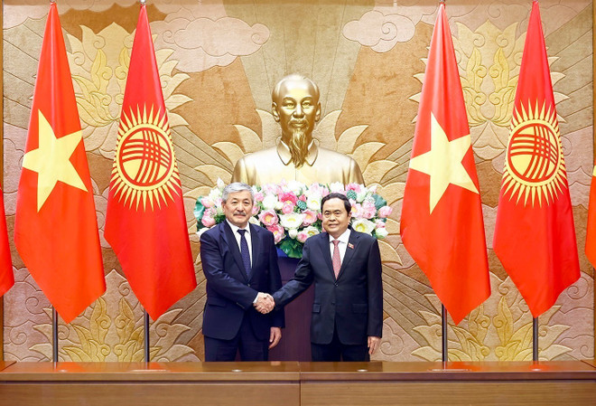 NA Chairman Tran Thanh Man (right) and PM of Kyrgyzstan Adylbek Kasymaliev in Hanoi on March 6 (Photo: VNA) vna-potal-chu-tivna-tran-thanh-man-kyrgyzstan-adylbek-kasimalyev.jpg