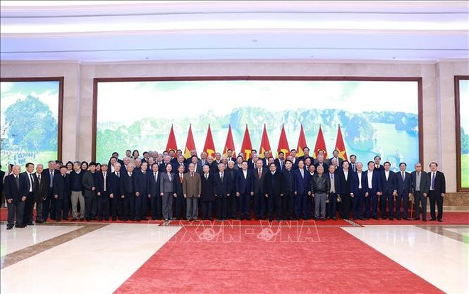 Participants pose for a group photo at the event. (Photo: VNA)