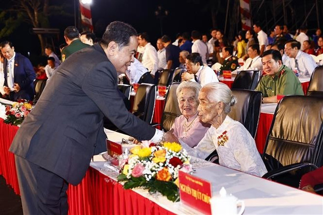 National Assembly Chairman Tran Thanh Man meets delegates at the event (Photo: VNA) 2-national-assembly-chairman-tran-thanh-man-can-thos-national-reunification-celebration-vna.jpg