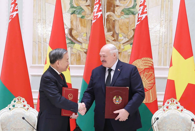 General Secretary of the Communist Party of Vietnam Central Committee To Lam and President of Belarus Aleksandr Lukashenko sign a joint statement on the establishment of the Vietnam-Belarus strategic partnership. (Photo: VNA) 2-to-lam-aleksandr-lukashenko-talks-press-conference-vna.jpg