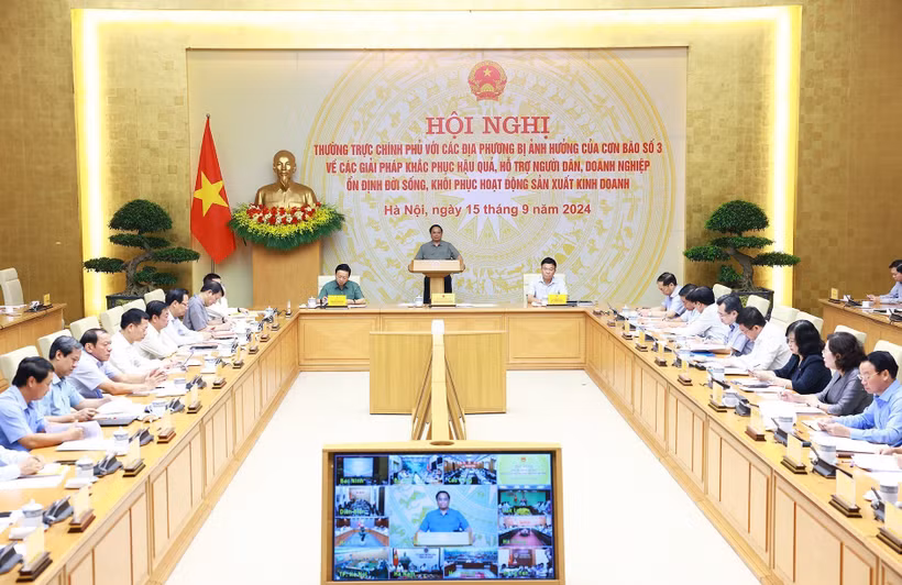 Prime Minister Pham Minh Chinh chairs an online conference of permanent Government members with representatives of localities affected by Typhoon Yagi on September 15 morning. (Photo: VNA)