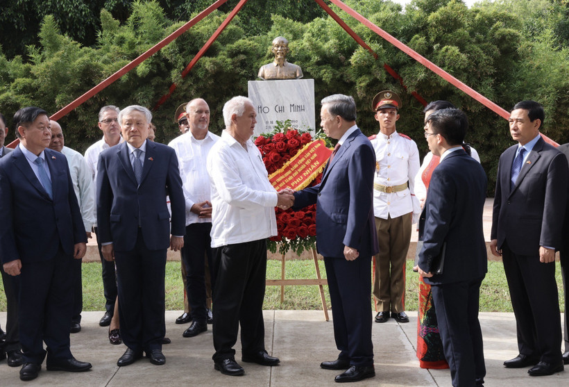 Party General Secretary and President To Lam, head of the Communist Party of Cuba Central Committee’s Department of International Relations Emilio Lozada Garcia and delegates at the event (Photo: VNA)