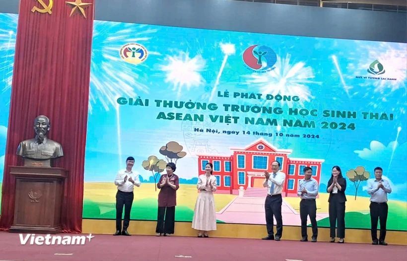 Deputy Minister of Natural Resources and Environment Le Cong Thanh (C) and delegates at the launch ceremony of the 2024 ASEAN Eco-schools Award (Photo: VietnamPlus)