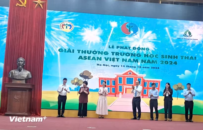 Deputy Minister of Natural Resources and Environment Le Cong Thanh (C) and delegates at the launch ceremony of the 2024 ASEAN Eco-schools Award (Photo: VietnamPlus)