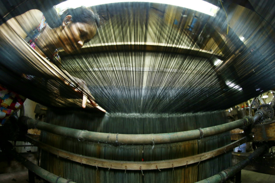 To create high-quality silk, Van Phuc artisans follow an elaborate production process, including silk extraction, starching, weaving, dyeing, and stretching. (Photo: VNA)